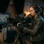 Cinéaste opérant caméra ARRI en studio de production