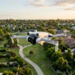 Drone blanc FLYSAFE volant au-dessus d'un quartier résidentiel