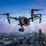 Drone futuriste survolant ville illuminée la nuit